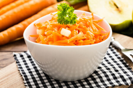 frischer Karottensalat mit Apfelstückchen